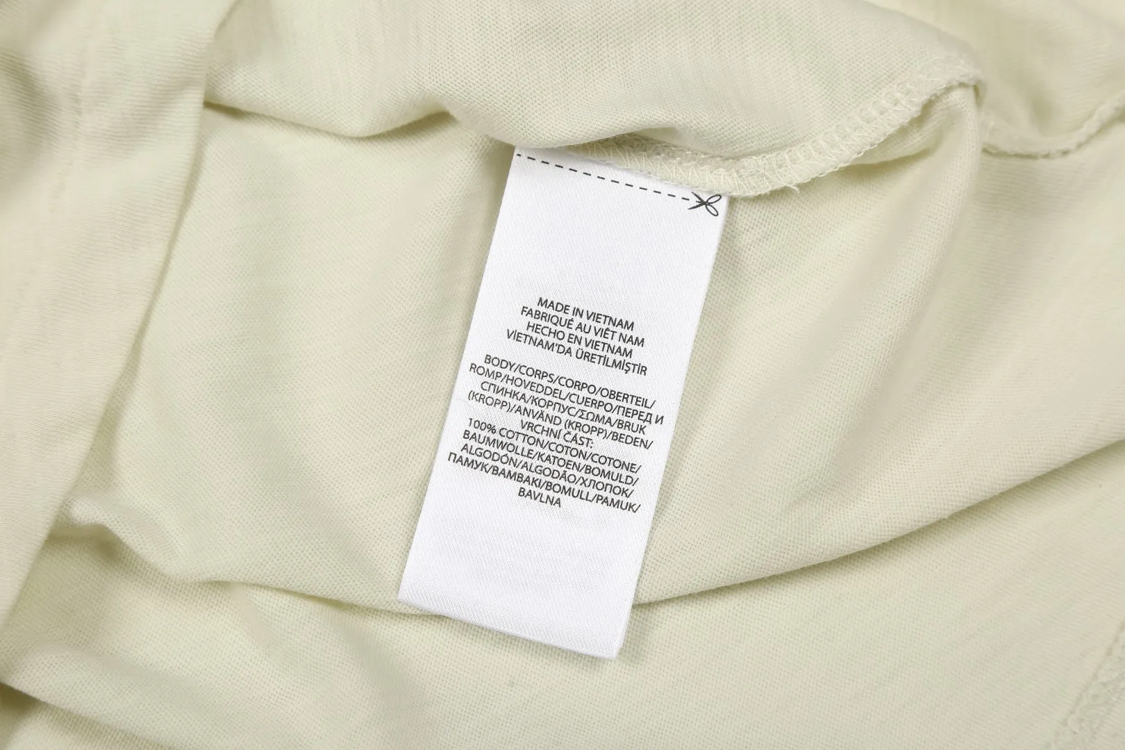 P124 White background picture [Summer hot] Style number: 25050# Color: Mi Xing Size: S to XL - Ralph Lauren/Ralph Lauren 2025SS Summer new Hampton coastal style island coconut palm soft slub cotton short-sleeved Tee - Correct and short version The upper body is more proportional ✅ - Original consistent warp and weft slub cotton, soft and comfortable with a sense of laziness ✅ - RL 25 new coconut tree printed cotton Tee The resort-style coconut tree and island pattern print on the chest enriches the visual beauty. The apricot color and the texture of the bamboo fabric have a very lazy summer style. The loose and short version is not picky about your body shape and brings out the Instagram atmosphere. Highly recommended.